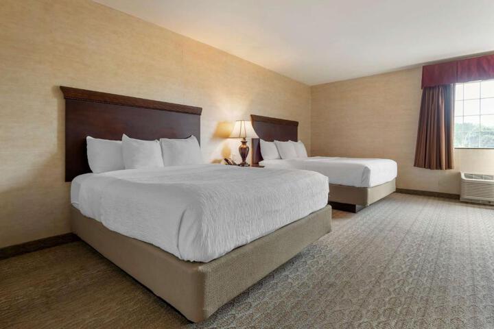 2 Queen Beds Microwave and Refrigerator WiFi Full Breakfast (9 of 10)