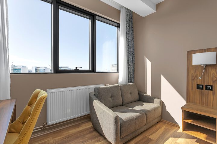 Room 2 of 33