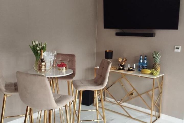 Lounge 4 of 23