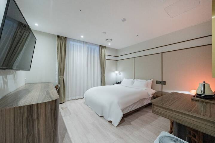 Room 5 of 6