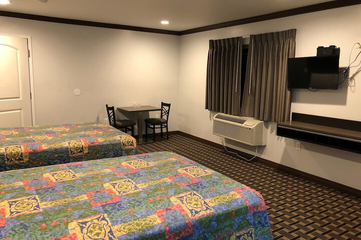 2 Double Beds (3 of 5)