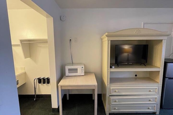 Room 4 of 7