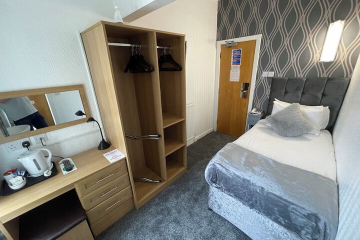 Room 33 of 83