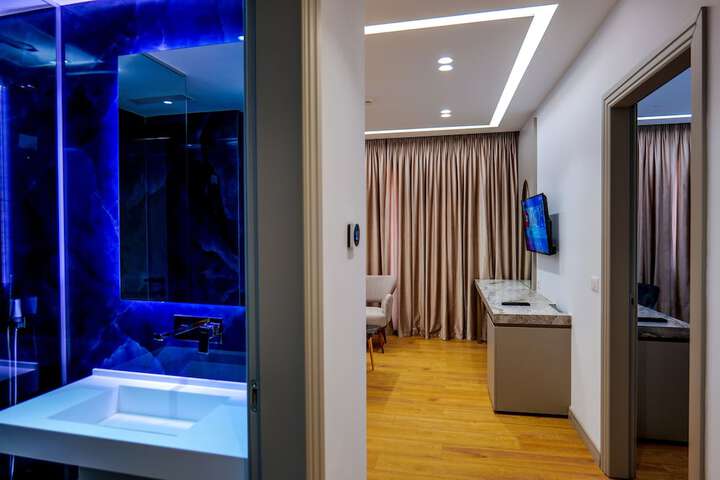 Room 82 of 102