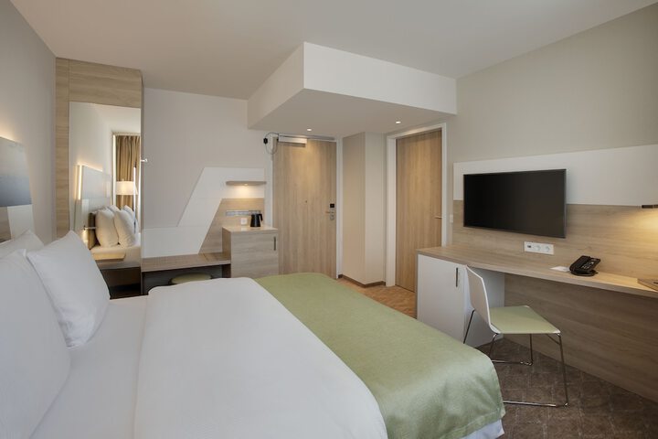 Room 27 of 112