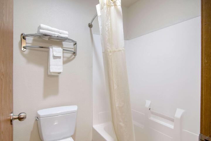 Queen Bed Accessible (9 of 9)