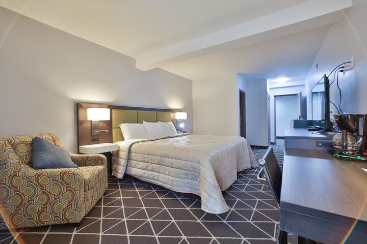 Honeymoon Single Room 1 Queen Bed No Windows (27 of 27)