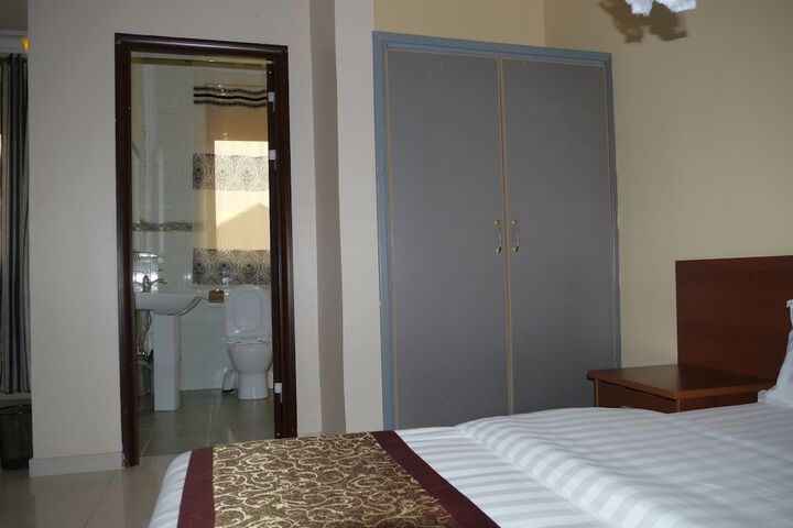 Room 13 of 29