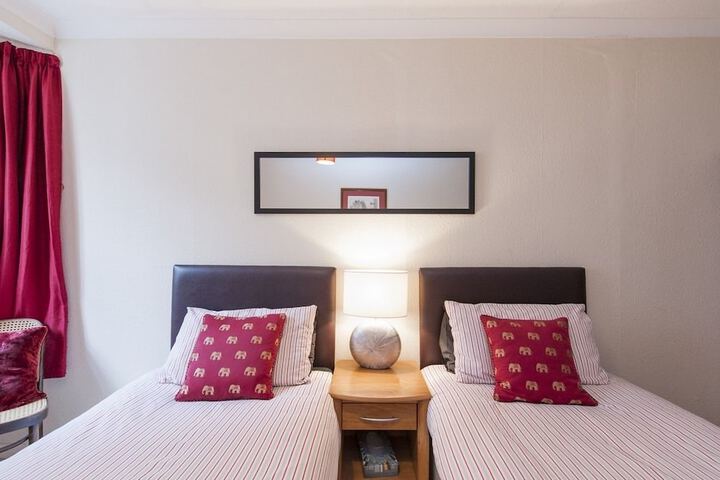 Room 9 of 18
