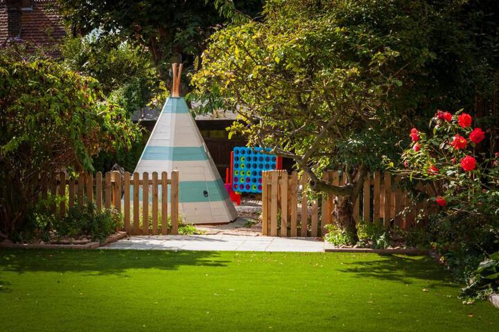 Sea Glimpses with garden beachhut, parking