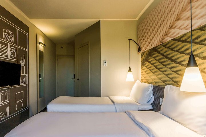 Room 9 of 26