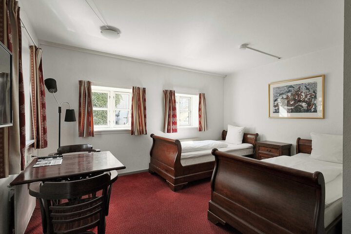 Room 121 of 214