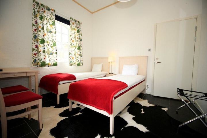 Room 2 of 33