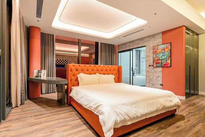 Room 85 of 168
