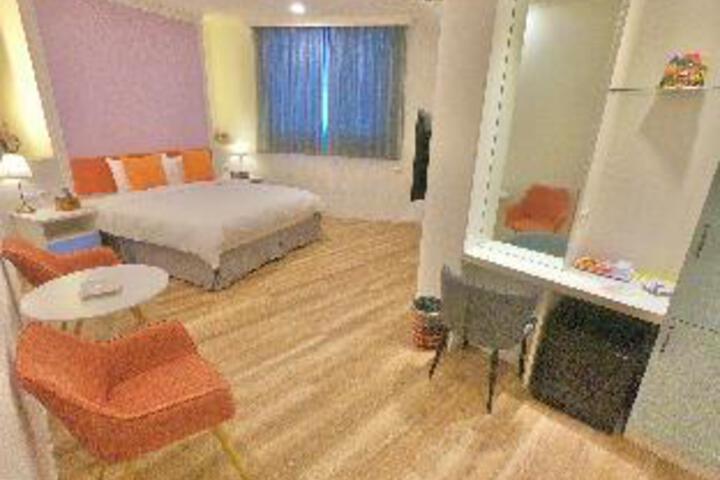 Room 6 of 28