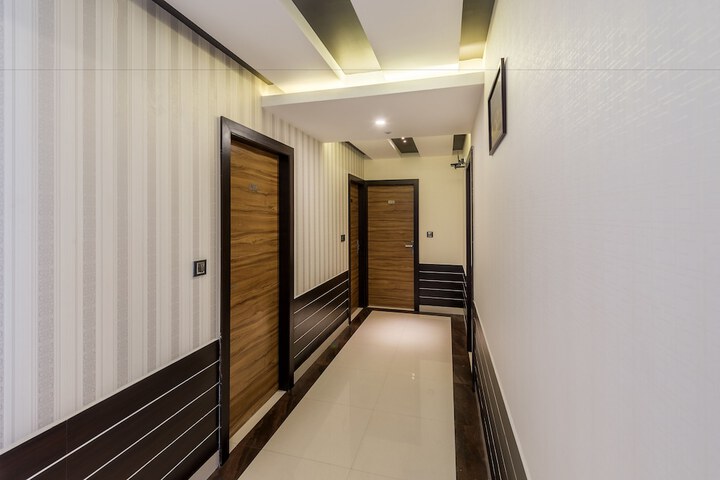 Ballroom/Hall 30 of 33