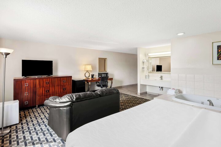 1 King Bed (8 of 14)