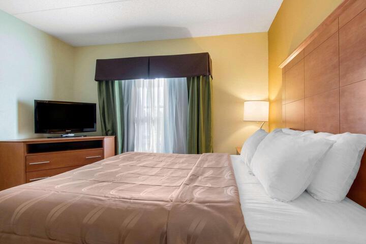 2 Queen Beds (2 of 7)