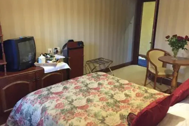 Room 4 of 15