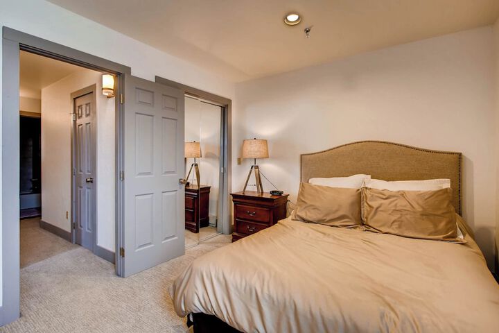 Room 221 of 947