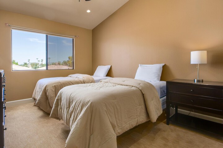 Room 6 of 37