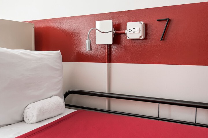 Room 10 of 50