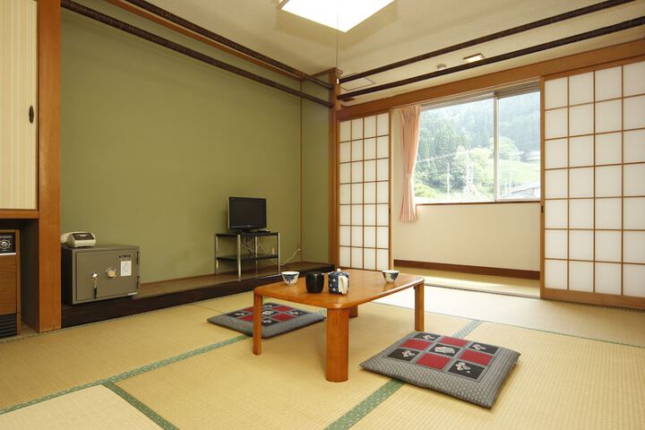 Room 2 of 8
