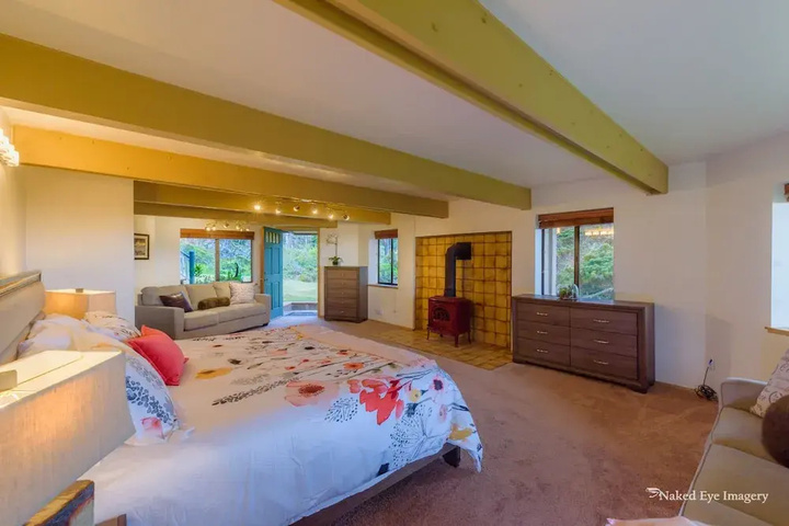 Room 4 of 10