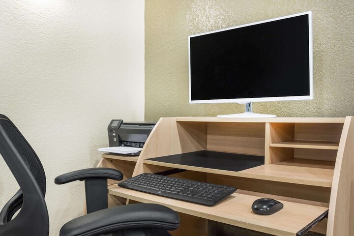 Business Center 22 of 23