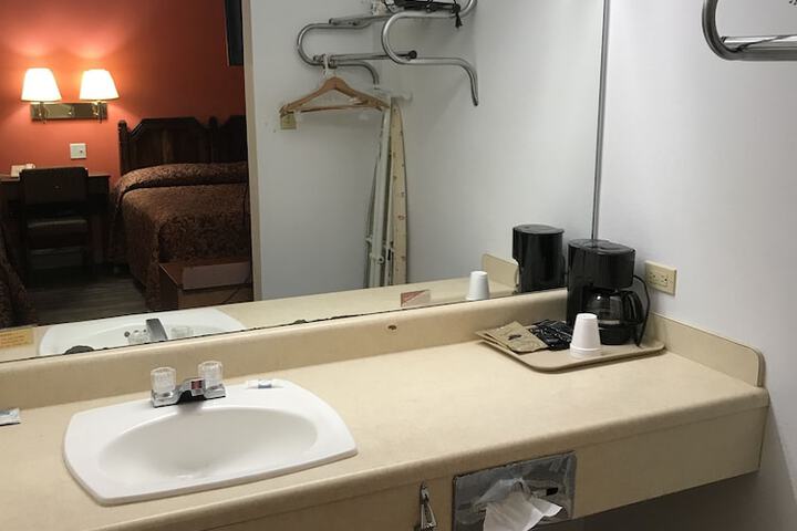 Room 6 of 9