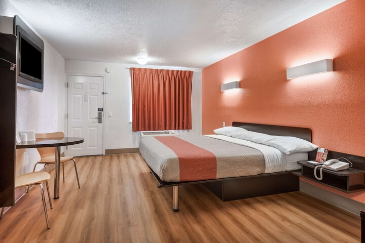 1 King Bed (3 of 13)