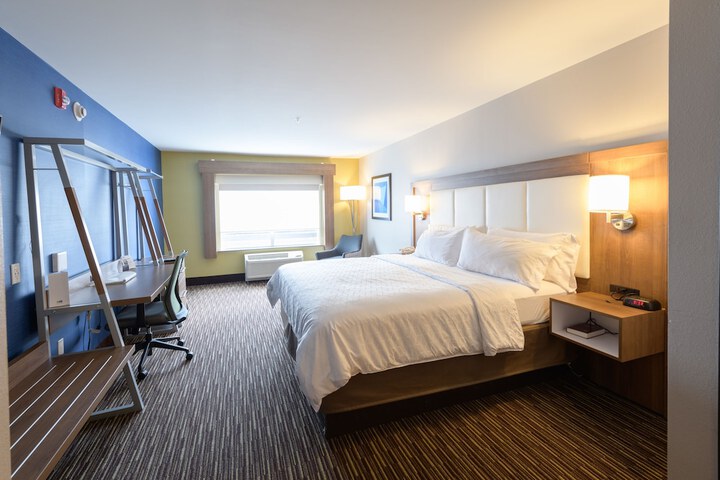 1 King Bed (5 of 16)