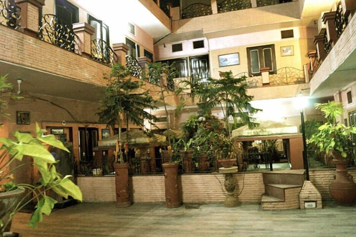 Hotel Exterior 12 of 13