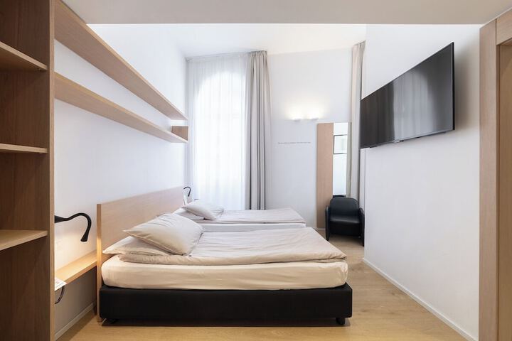 Room 40 of 146