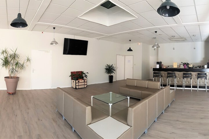 Lobby lounge