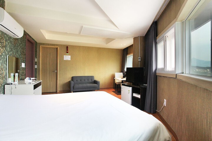 Room 2 of 62