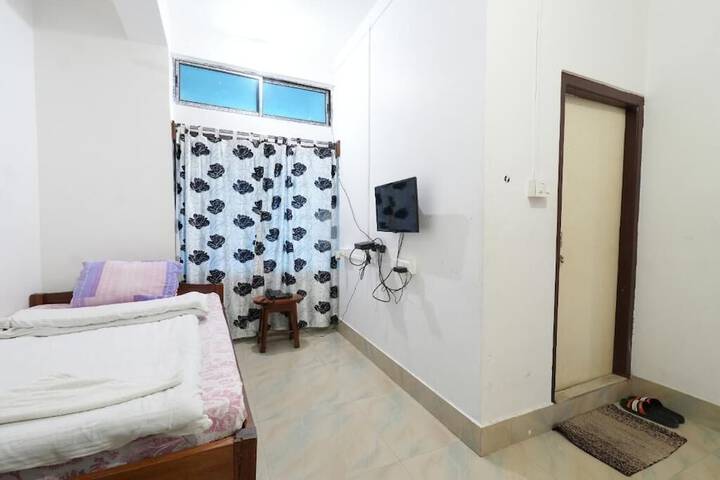 Room 8 of 16