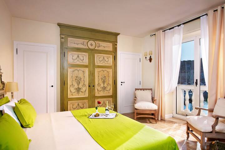 Room 4 of 42