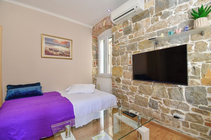 Room 15 of 28