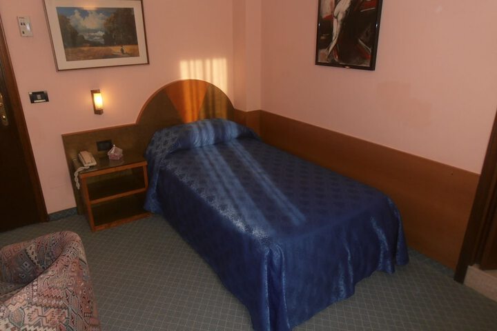 Room 5 of 16