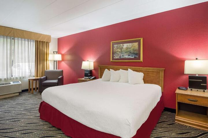 1 King Bed Microwave and Refrigerator WiFi Full Breakfast (2 of 8)