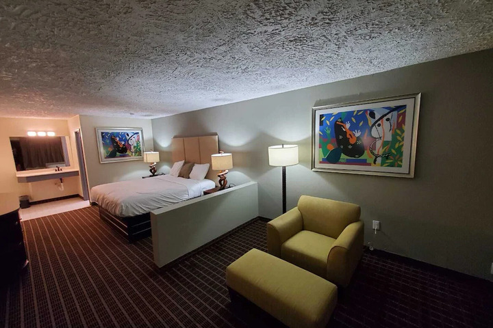 Room 5 of 6