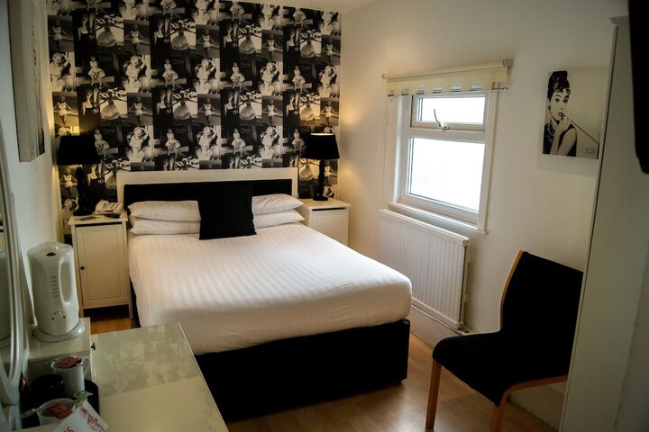 Room 14 of 142