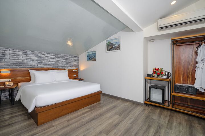 Room 4 of 79