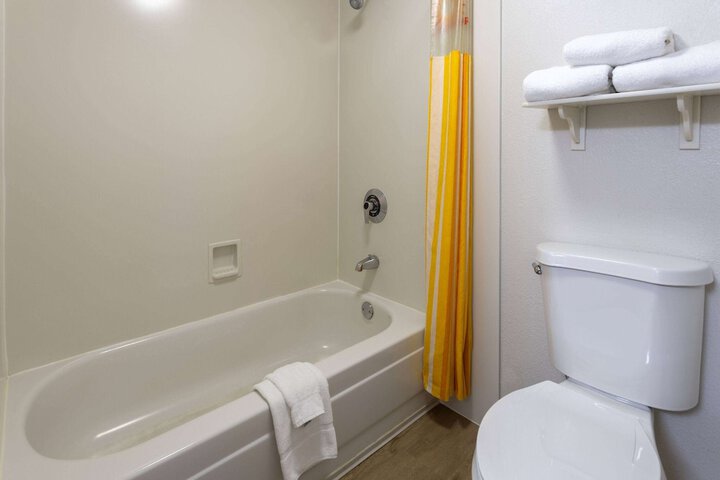 1 King Bed Executive Mobility Accessible Bathtub with Grab Bars (5 of 14)
