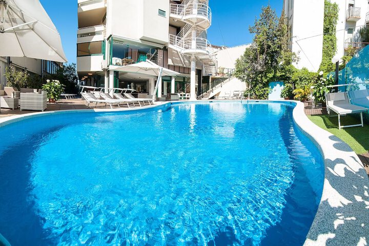 Hotel with Pool
