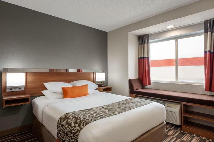 1 Queen Bed (5 of 14)