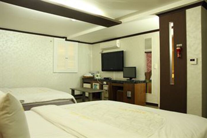 Room 10 of 20