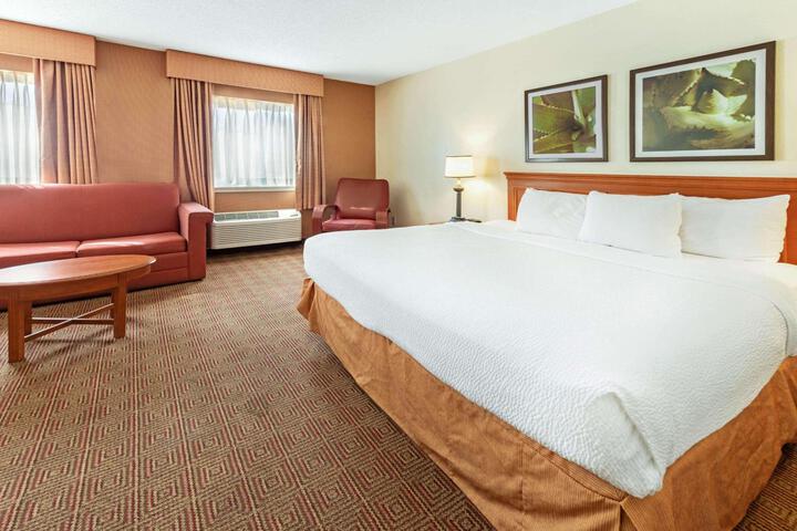 1 King Bed (2 of 13)