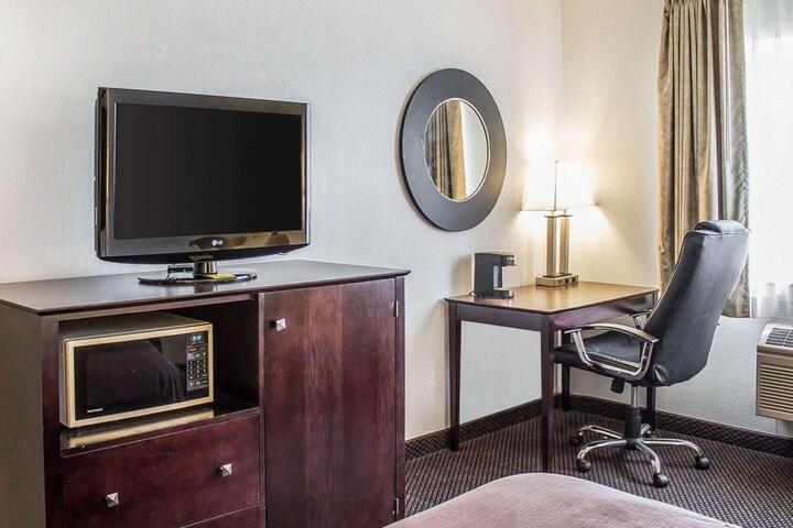 1 Queen Bed (7 of 8)